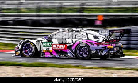 Oschersleben, Deutschland, 28. April 2019: Jan Erik Slooten fährt einen Porsche 911 während eines GT-MEISTERWAGENRENNENS in der Motorsport Arena in Oschersleben. Stockfoto