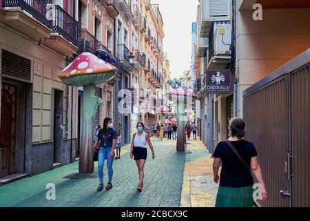 Märchenpilze und Insekten auf der San Francisco Straße in Alicante City, Spanien, Europa, Juli 2020 Stockfoto