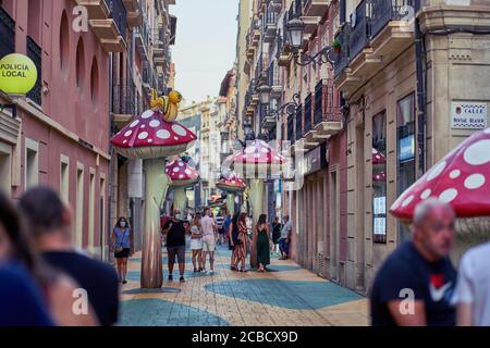 Märchenpilze und Insekten auf der San Francisco Straße in Alicante City, Spanien, Europa, Juli 2020 Stockfoto