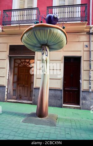 Märchenpilze und Insekten auf der San Francisco Straße in Alicante City, Spanien, Europa, Juli 2020 Stockfoto