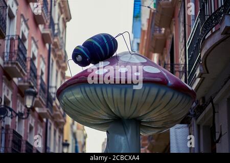 Märchenpilze und Insekten auf der San Francisco Straße in Alicante City, Spanien, Europa, Juli 2020 Stockfoto