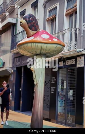 Märchenpilze und Insekten auf der San Francisco Straße in Alicante City, Spanien, Europa, Juli 2020 Stockfoto