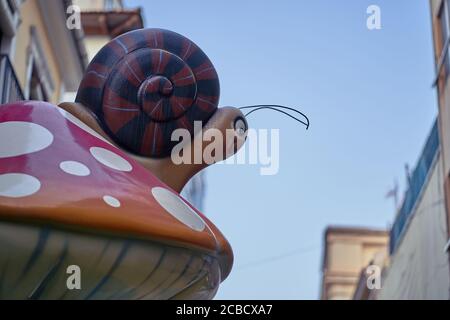 Märchenpilze und Insekten auf der San Francisco Straße in Alicante City, Spanien, Europa, Juli 2020 Stockfoto