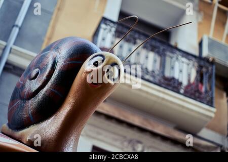 Märchenpilze und Insekten auf der San Francisco Straße in Alicante City, Spanien, Europa, Juli 2020 Stockfoto