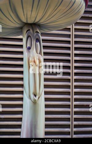 Märchenpilze und Insekten auf der San Francisco Straße in Alicante City, Spanien, Europa, Juli 2020 Stockfoto