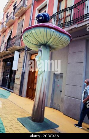 Märchenpilze und Insekten auf der San Francisco Straße in Alicante City, Spanien, Europa, Juli 2020 Stockfoto