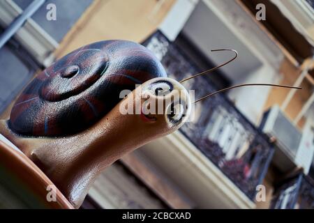 Märchenpilze und Insekten auf der San Francisco Straße in Alicante City, Spanien, Europa, Juli 2020 Stockfoto