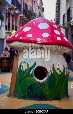 Märchenpilze und Insekten auf der San Francisco Straße in Alicante City, Spanien, Europa, Juli 2020 Stockfoto