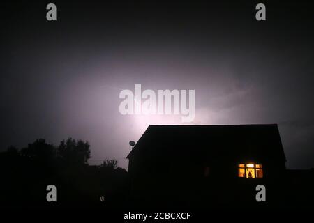 Blackwood, Großbritannien. August 2020. UK Wetter, ein Gewitter und dunkle Wolken über Blackwood, in der Nähe von Caerphilly in South Wales heute Abend nach dem heißesten Tag des Jahres in Wales am Mittwoch 12. August 2020. Bild von Andrew Orchard/Alamy Live News Stockfoto