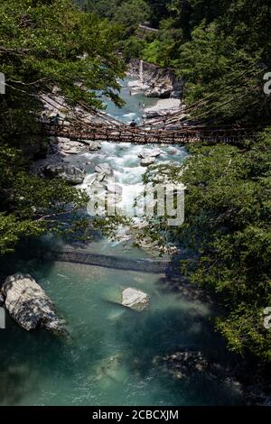 Die Iya No Kazurabashi, eine ziemlich erschreckende Baumrebe Hängebrücke über den Fluss Iya. Diese alte Weinbrücke ist zwischen einem Tal, sur ausgesetzt Stockfoto