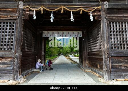 Zenrakuji Gate - Zenrakuji ist der 30. Tempel auf der Shikoku Pilgerfahrt und ist direkt neben Tosa Schrein, ein Ort, an den es historisch verbunden ist Stockfoto