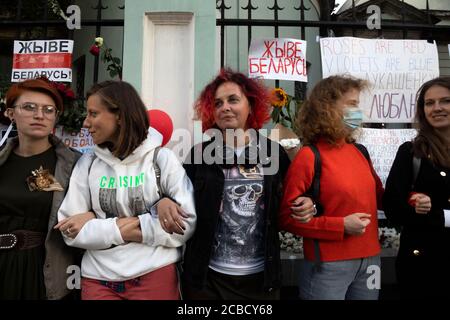 Moskau, Russland. 12. August 2020 Frauen nehmen an der Streikposten gegen die offiziellen Ergebnisse der Präsidentschaftswahlen in Belarus vor der belarussischen Botschaft in Moskau, Russland, Teil Stockfoto