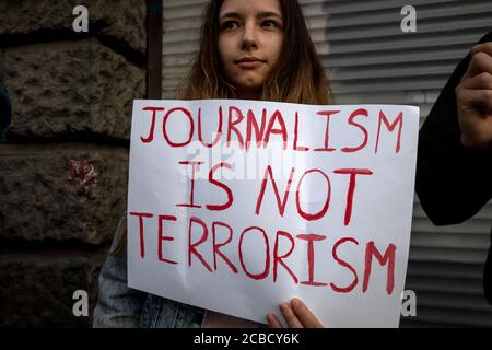 Moskau, Russland. 12. August 2020 EINE Frau hält ein Transparent mit der Aufschrift "Journalismus ist kein Terrorismus" zur Unterstützung unabhängiger Journalisten, die in Belarus in der Nähe des Botschaftsgebäudes der Republik Belarus in Moskau, Russland, arbeiten Stockfoto