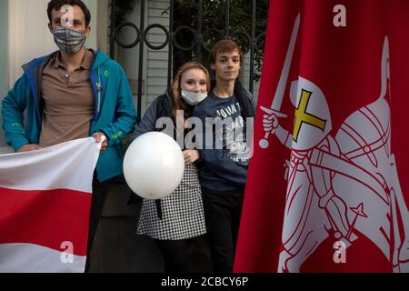 Moskau, Russland. Am 12. August nehmen 2020 Demonstranten am Streikposten gegen die offiziellen Ergebnisse der Präsidentschaftswahl in Belarus vor der belarussischen Botschaft in Moskau, Russland, Teil Stockfoto