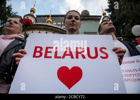 Moskau, Russland. Am 12. August nehmen 2020 Demonstranten am Streikposten gegen die offiziellen Ergebnisse der Präsidentschaftswahl in Belarus vor der belarussischen Botschaft in Moskau, Russland, Teil Stockfoto