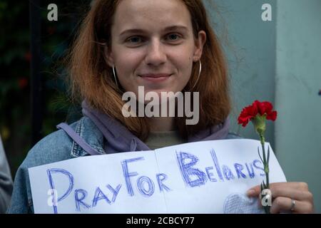 Moskau, Russland. 12. August 2020 Demonstranten protestieren vor der belarussischen Botschaft in Moskau, Russland, gegen die Ergebnisse der belarussischen Präsidentschaftswahl Stockfoto