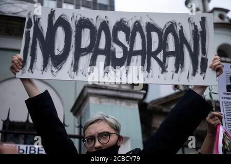 Moskau, Russland. 12. August 2020 Demonstranten protestieren vor der belarussischen Botschaft in Moskau, Russland, gegen die Ergebnisse der belarussischen Präsidentschaftswahl Stockfoto