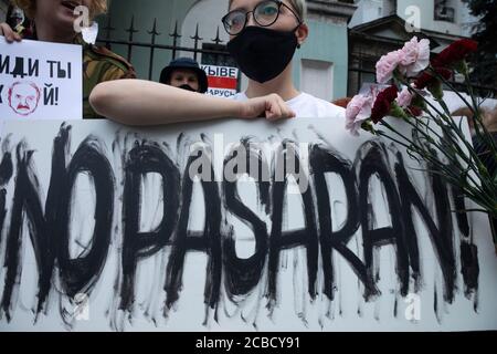 Moskau, Russland. 12. August 2020 Demonstranten protestieren vor der belarussischen Botschaft in Moskau, Russland, gegen die Ergebnisse der belarussischen Präsidentschaftswahl Stockfoto