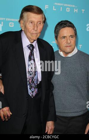 Hollywood, Vereinigte Staaten Von Amerika. Oktober 2012. HOLLYWOOD, CA - 23. OKTOBER: Sumner Redstone Brad Grey kommt bei der Los Angeles Premiere von 'Flight' in ArcLight Cinemas am 23. Oktober 2012 in Hollywood, Kalifornien Leute: Sumner Redstone Brad Grey Kredit: Storms Media Group/Alamy Live News Stockfoto