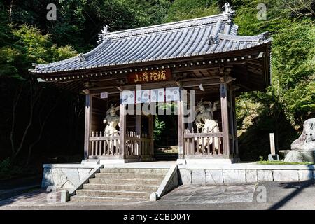 Senyuji Temple Gate - Senyuji ist No. 58 auf der Shikoku-Pilgerfahrt und einer der eindrucksvoller gelegenen Wallfahrtskirchen, die auf einem Hügel stehen Stockfoto