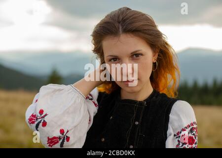 Porträt eines Mädchens in Stickerei in den karpaten auf Ein wolkiger Sommertag Stockfoto