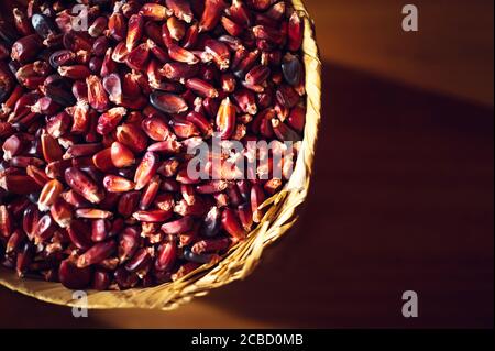Exotische bunte mexikanische Bohnen auf Weidenkorb. Draufsicht auf Hülsenfrüchte Stockfoto