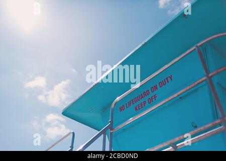 Blue Lifeguard Tower - kein Lifeguard im Dienst, fernhalten Stockfoto