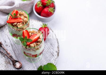 Dessert mit Erdbeere, Joghurt und Müsli Stockfoto