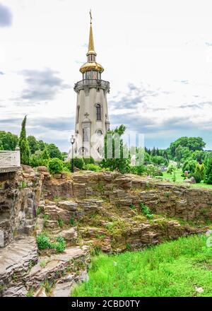 Buki, Ukraine 06.20.2020. Tempelanlage mit Landschaft Park in Buki, Ukraine, an einem bewölkten Sommertag Stockfoto