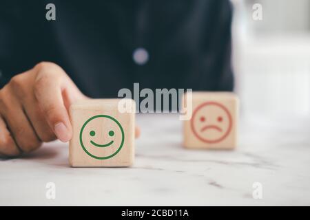 Konzept der Kundenservicemfahrung und Zufriedenheitsumfrage. Stimmen Sie mit Ja oder Nein über die Kundenumfrage ab. Stockfoto