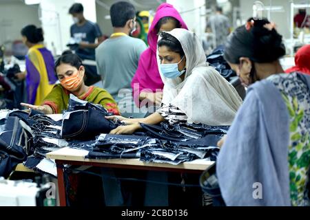 Dhaka. August 2020. Am 12. August 2020 arbeiten Menschen in einer Bekleidungsfabrik in Dhaka, Bangladesch. Die Exporteinnahmen in Bangladesch lagen im Juli um mehr als 44 Prozent höher als im Juni, was bedeutet, dass der Exportsektor des Landes nach schweren Schlägen aufgrund der COVID-19-Auswirkungen wieder zur Normalität zurückhinkt. Von den Gesamtergebniss ergab die Daten des Export Promotion Bureau (EPB), dass die Einnahmen des Landes aus Fertigwaren, einschließlich Strickwaren und Gewebe, bei 3.24 Milliarden US-Dollar lagen. Quelle: Xinhua/Alamy Live News Stockfoto