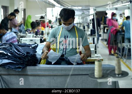 Dhaka. August 2020. Am 12. August 2020 arbeiten Menschen in einer Bekleidungsfabrik in Dhaka, Bangladesch. Die Exporteinnahmen in Bangladesch lagen im Juli um mehr als 44 Prozent höher als im Juni, was bedeutet, dass der Exportsektor des Landes nach schweren Schlägen aufgrund der COVID-19-Auswirkungen wieder zur Normalität zurückhinkt. Von den Gesamtergebniss ergab die Daten des Export Promotion Bureau (EPB), dass die Einnahmen des Landes aus Fertigwaren, einschließlich Strickwaren und Gewebe, bei 3.24 Milliarden US-Dollar lagen. Quelle: Xinhua/Alamy Live News Stockfoto