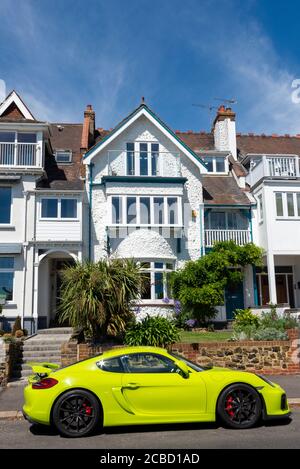 Porsche GT4 außerhalb teuren Hotels in Grand Parade, Leigh on Sea, Essex, Großbritannien. Exklusive, wohlhabende Haus, Hausbereich. Supersportwagen Stockfoto
