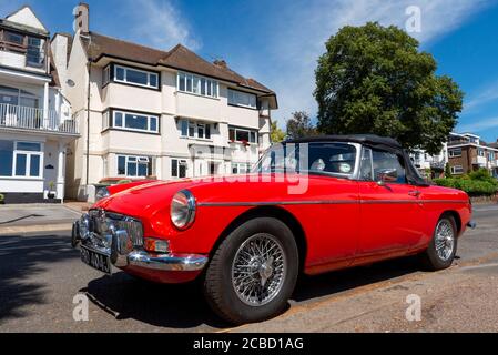 Klassischer MG MGB-Roadster in Grand Parade, Leigh on Sea, Essex, Großbritannien. Exklusive, wohlhabende gehobene Gegend von Southend Borough. Hell, sonnig, Sommertag Stockfoto