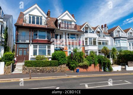 Exklusive Luxusimmobilien in Grand Parade, Leigh on Sea, Essex, UK. Wohlhabende, gehobene Gegend von Southend Borough, an sonnigen Sommertagen Stockfoto