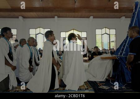 Larantuka, Indonesien. April 2015. Älteste der katholischen Kirche stehen vor einer alten Mutter-Maria-Statue, die traditionell als Tuan Ma am Gründonnerstag in der Tuan Ma-Kapelle bekannt ist, als Teil der Feierlichkeiten der Karwoche in Larantuka, Flores Island, Indonesien. Stockfoto