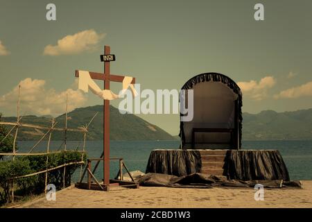 Larantuka, Indonesien. April 2015. Einer der Altäre für Karfreitag Prozession vorbereitet, gesehen am Gründonnerstag in Larantuka, Flores Insel, Indonesien. Stockfoto