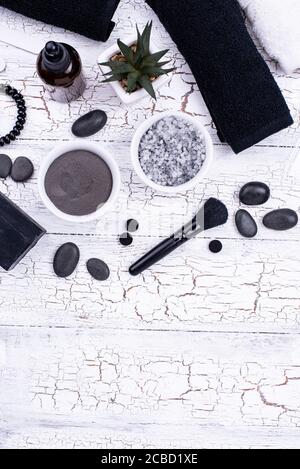 Set von schwarzen Holzkohle Detox Kosmetik Stockfoto