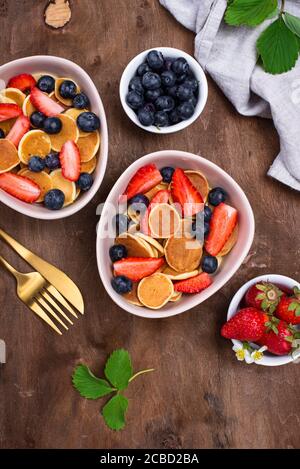 Süße Pfannkuchen Müsli mit Beeren Stockfoto