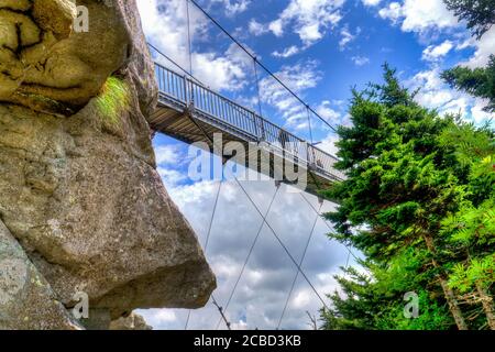 Blick auf die kilomethoch schwingende oder Hängebrücke auf dem Gipfel des Grandfather Mountain, North Carolina. Stockfoto