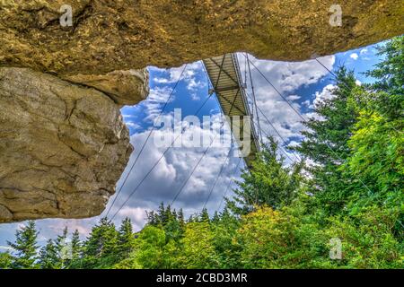 Blick auf die kilomethoch schwingende oder Hängebrücke auf dem Gipfel des Grandfather Mountain, North Carolina. Stockfoto