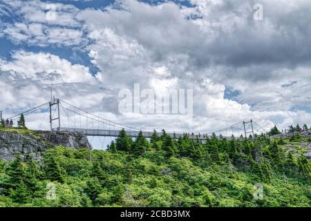 Die kilomethoch schwingende oder Hängebrücke auf dem Gipfel des Grandfather Mountain, North Carolina. Stockfoto