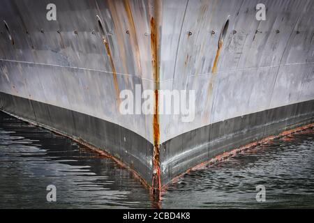 Der Bug eines älteren US Navy Kriegsschiffs in Yokosuka, Japan. Stockfoto