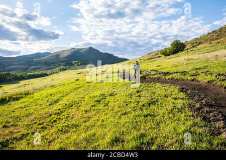 Eine Frau, die an einem sonnigen Nachmittag im Mai den Trail auf Lewis Butte außerhalb von Winthrop, Washington, bestieg. Stockfoto