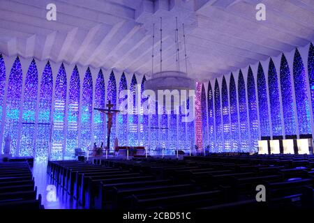 Brasilien Brasilia - Katholische Kirche Santuario Dom Bosco mit blau fenster Stockfoto