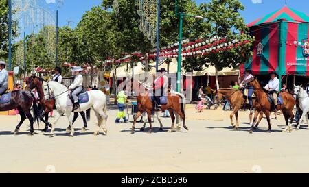 Reiterinnen und Reiter in traditionellem spanischen Gewand während der "La Feria del Corpus" oder Corpus Christi Messe 2019 in Granada, Spanien. Stockfoto