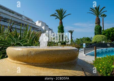 MGM Hotel Wasserbrunnen in den Gärten von Playa da Oura Albufeira, Algarve Portugal Stockfoto
