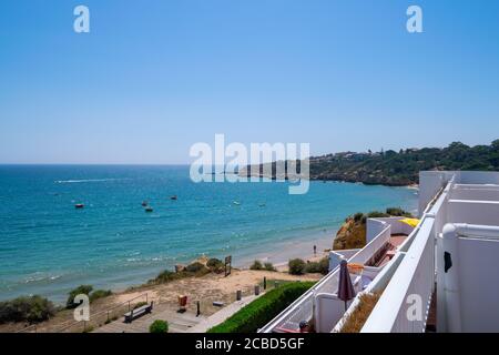 Praia da Oura, Algarve Portugal Strand in der Sommersaison Stockfoto