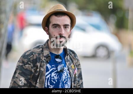 Ypung Mann trägt einen Hut in Didube Busbahnhof, Tiflis, Republik Georgien Stockfoto