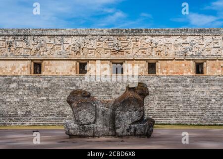 Der Thron des Jaguar vor dem Palast des Gouverneurs in den Ruinen der Maya-Stadt Uxmal in Yucatan, Mexiko. Prähispanische Stadt Uxma Stockfoto